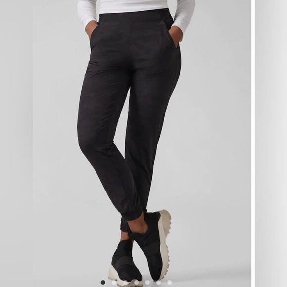 Athleta  Brooklyn Camo Jogger New with tags Size 20 Black Camo - Picture 1 of 12